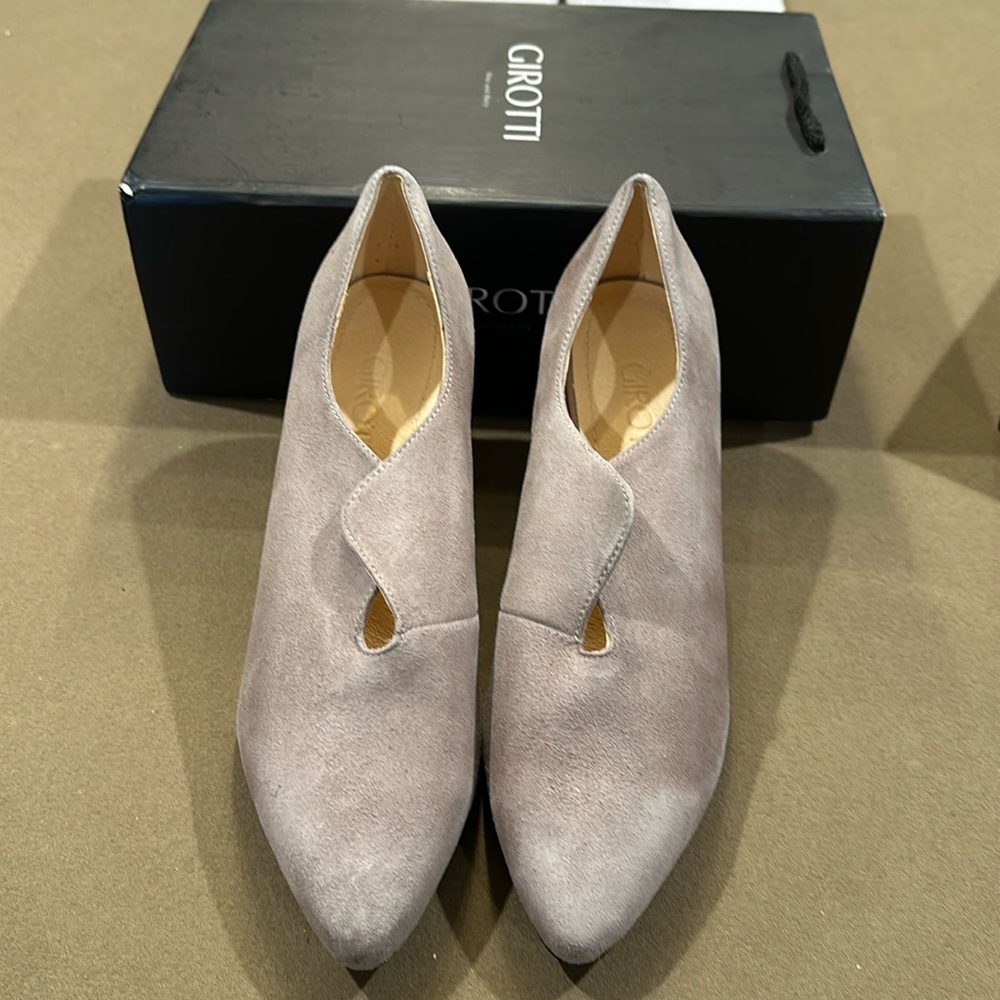 NEW in the box! Girotti Suede Pumps
